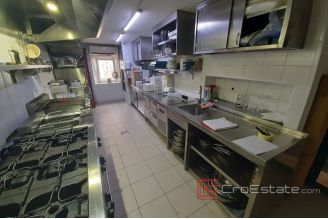 007 2016 528 Split restaurant in the center for sale