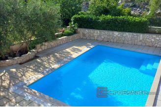 009 2018 211 Makarska house with pool for sale