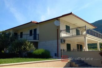 009 2018 211 Makarska house with pool for sale