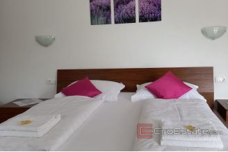 009 2018 211 Makarska house with pool for sale