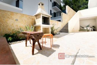 018 2018 212 Omis house with sea view for sale