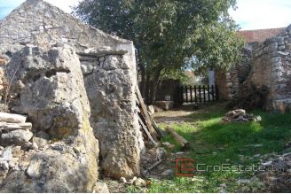 007 2016 530 Hvar Building land with ruins for sale