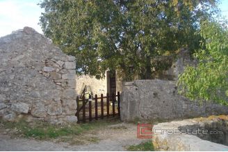 007 2016 530 Hvar Building land with ruins for sale