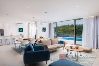 015 2026 96 Brac Villa in first row to the sea for sale