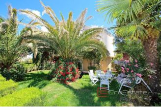 013 5188 30 Zadar Apartment house near the sea for sale