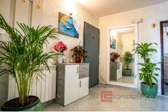 013 5188 30 Zadar Apartment house near the sea for sale