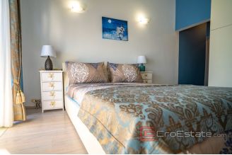 013 5188 30 Zadar Apartment house near the sea for sale