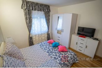 013 5188 30 Zadar Apartment house near the sea for sale