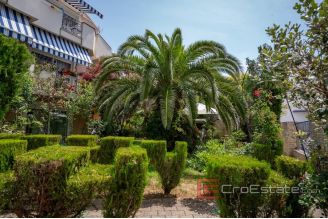 013 5188 30 Zadar Apartment house near the sea for sale