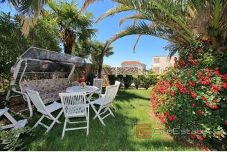 013 5188 30 Zadar Apartment house near the sea for sale