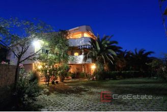 013 5188 30 Zadar Apartment house near the sea for sale