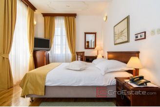 017 5191 30 Trogir hotel first row to the sea for sale
