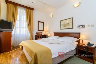 017 5191 30 Trogir hotel first row to the sea for sale