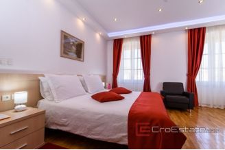 017 5191 30 Trogir hotel first row to the sea for sale