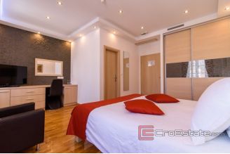 017 5191 30 Trogir hotel first row to the sea for sale