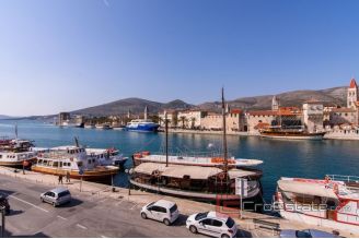 017 5191 30 Trogir hotel first row to the sea for sale