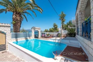 014 2018 216 Trogir house first row to the sea for sale