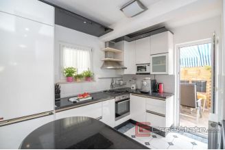 014 2018 216 Trogir house first row to the sea for sale