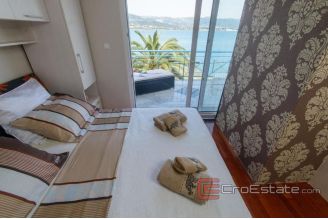 014 2018 216 Trogir house first row to the sea for sale