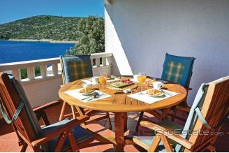 019 2021 326 Rogoznica apartment villa near the sea for sale