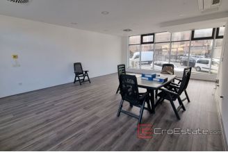 011 2043 57 Sibenik office space in the center for rent