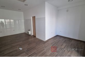 011 2043 57 Sibenik office space in the center for rent