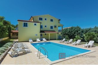 011 5200 30 Porec house with pool for sale