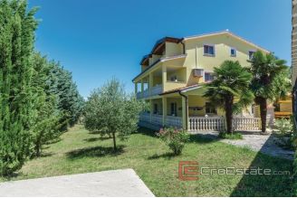 011 5200 30 Porec house with pool for sale
