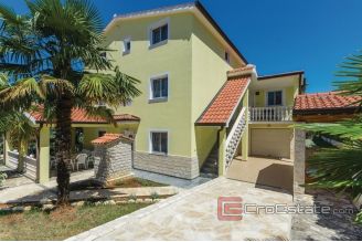 011 5200 30 Porec house with pool for sale