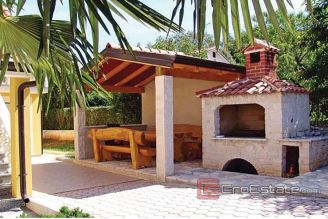 011 5200 30 Porec house with pool for sale