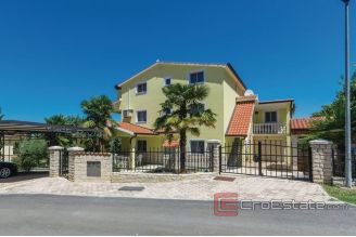 011 5200 30 Porec house with pool for sale