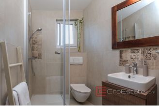 019 2030 43 Trogir house with sea view for sale