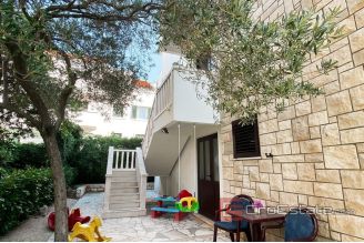 019 5206 30 Brac house near the sea for sale