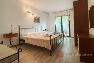 019 5206 30 Brac house near the sea for sale