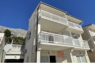 015 2030 44 Omis Apartment house with sea view for sale