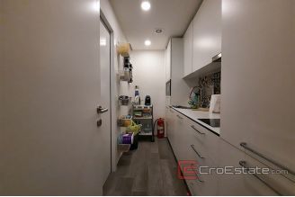 009 2038 48 split business space for rent