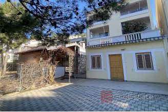 009 2043 58 Zadar Apartment house in the first row to the sea for sale