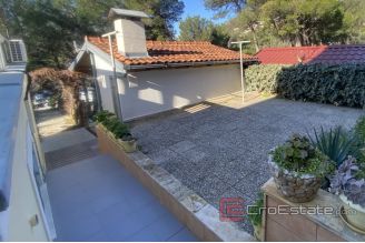 009 2043 58 Zadar Apartment house in the first row to the sea for sale