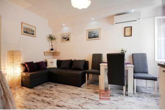 013 2018 217 Split center apartment for sale