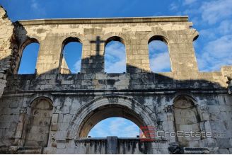 013 2018 217 Split center apartment for sale