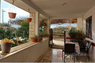 014 5215 30 trogir apartment house for sale
