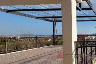 014 5215 30 trogir apartment house for sale