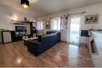 014 5215 30 trogir apartment house for sale