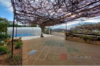 014 5215 30 trogir apartment house for sale