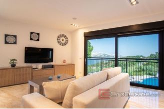 008 5221 30 Pag villa with pool for sale