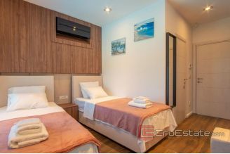 008 5221 30 Pag villa with pool for sale