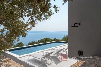 015 2022 354 Omis villa with sea view for sale