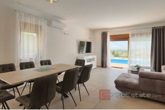 016 1014 17 Porec villa with pool for sale