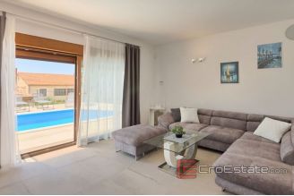 016 1014 17 Porec villa with pool for sale