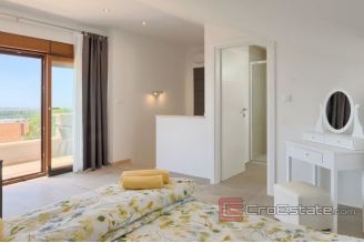 016 1014 17 Porec villa with pool for sale